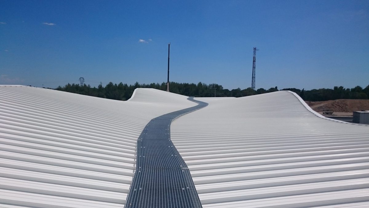Couvreur Millau - Couverture aluminium de la gare de péage de Baillargues sur l'autoroute A9